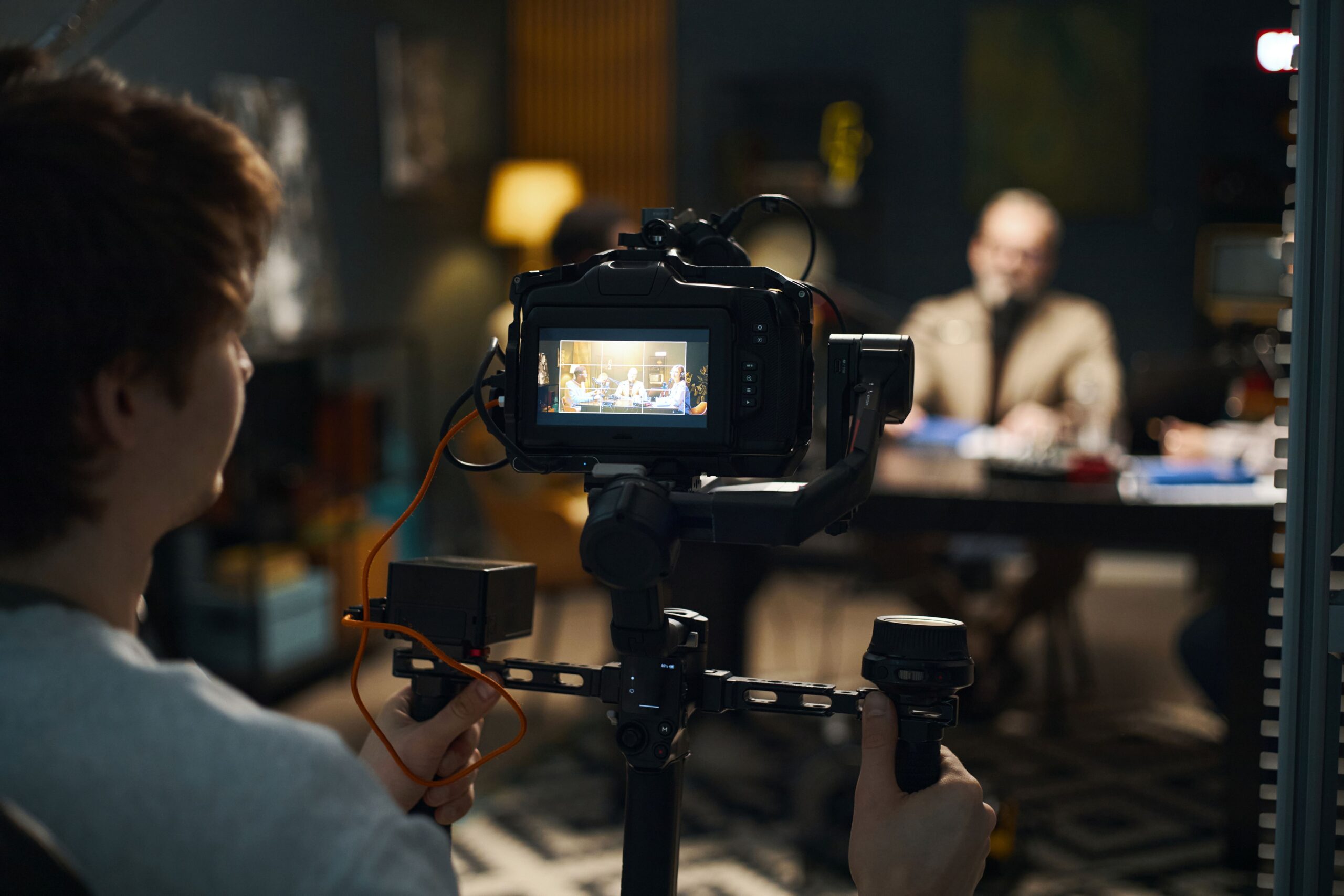 Videoproduktion Köln im Studioeinsatz: Dreharbeiten für professionellen Videocontent mit Interview-Szene