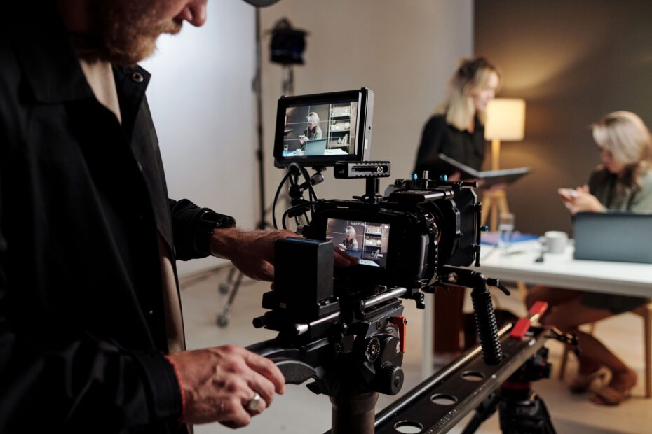 Videoproduktion Köln bei der Arbeit: Kameramann filmt professionelle Szene mit zwei Frauen im Studio