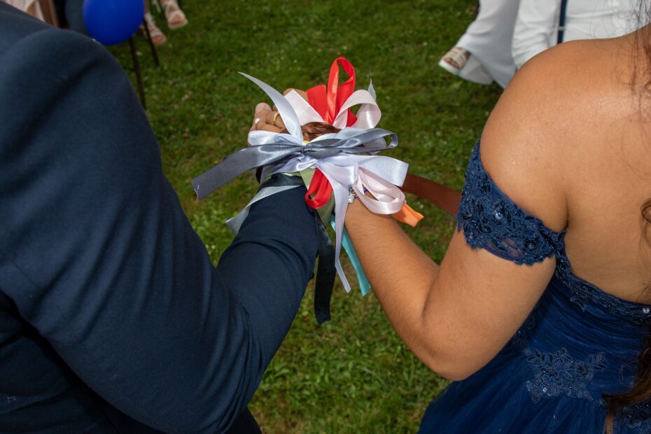 Handfasting mit farbigen Bändern | Eheringe