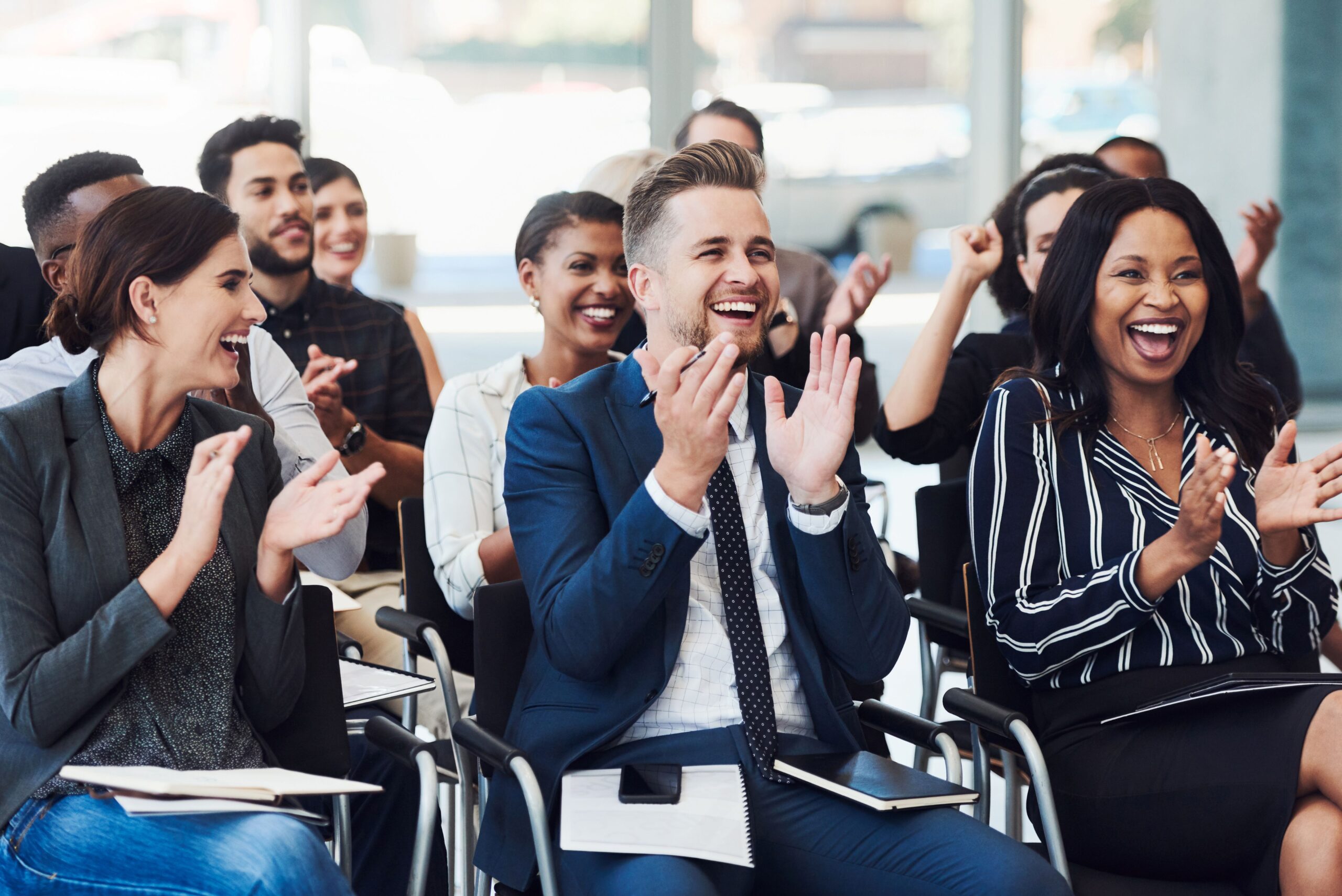 Zauberer Firmenfeier – Business-Publikum applaudiert begeistert bei Event oder Showact