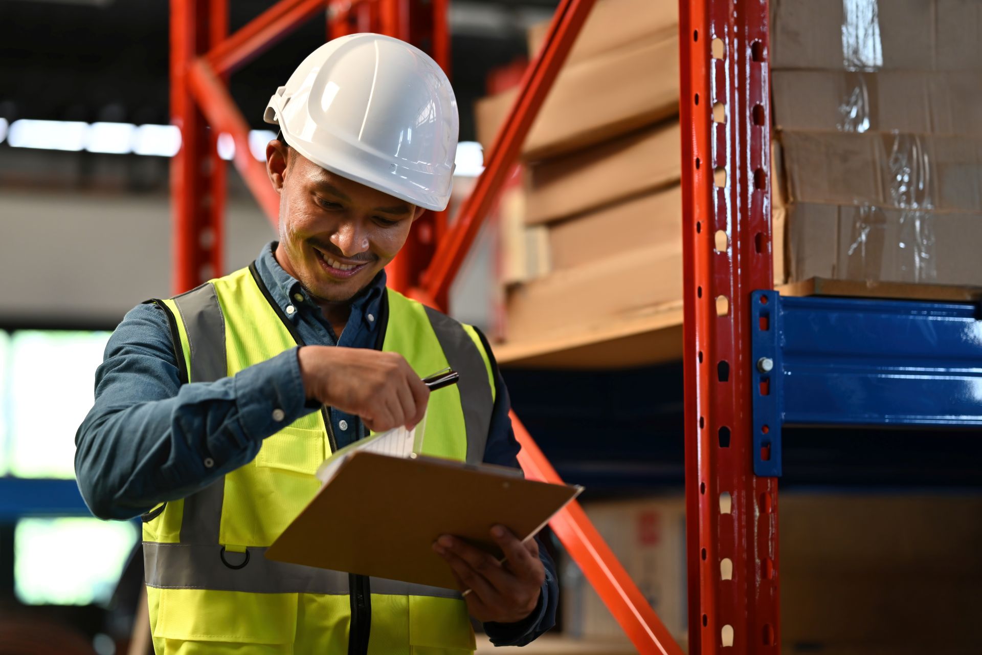 Mitarbeiter mit Helm und Warnweste bei Sicherheitsbegehung – Kontrolle und Dokumentation im Rahmen des Arbeitsschutzes